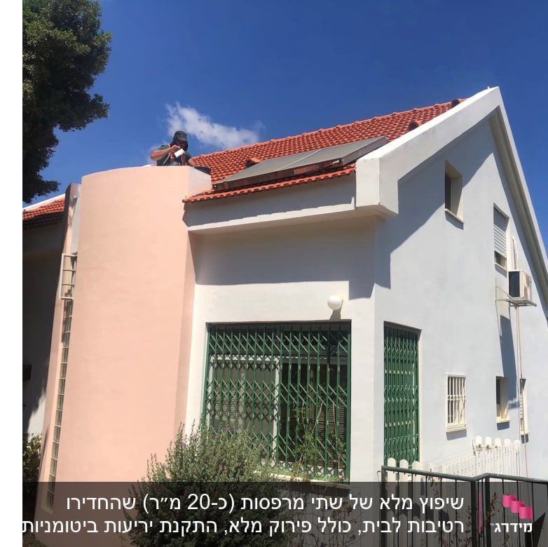 אדם על גג עם רעפים אדומים, מבצע עבודות שיפוץ